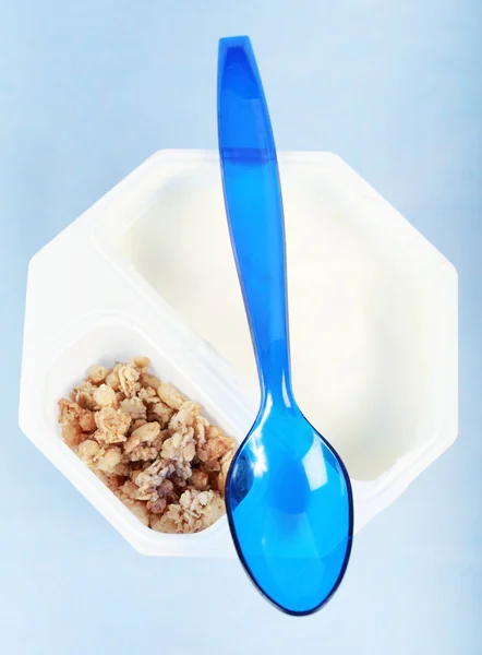 Белый йогурт с крупой — стоковое фото