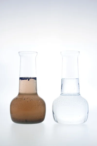 Próbki czystej i brudnej wody na białym tle — Zdjęcie stockowe