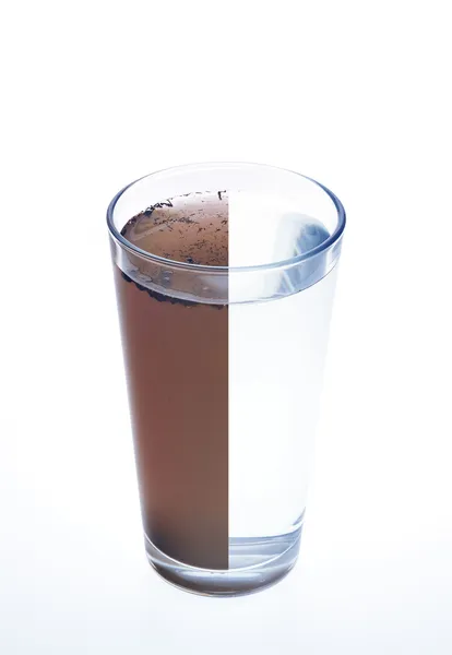 Água limpa e suja em um copo isolado em fundo branco — Fotografia de Stock