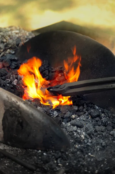 Ferreiro aquecendo ferro - detalhe — Fotografia de Stock