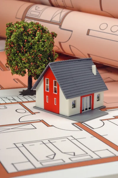 Model huis op blauwdruk plan — Stockfoto