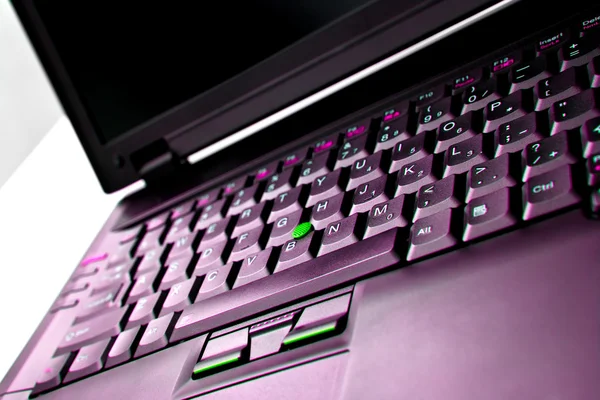 Фіолетовий ноутбук — стокове фото