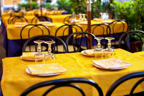 stock image Restaurant - glasses on table