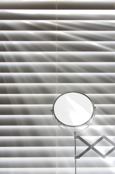 Scheerspiegel infront van badkamer blinds — Stockfoto