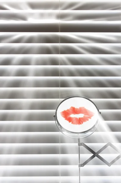 Badkamer blinds en spiegel met lippenstift — Stockfoto
