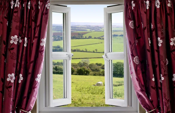 Open venster met uitzicht over het platteland — Stockfoto