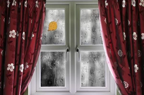 Lluvia en una ventana con cortinas — Foto de Stock