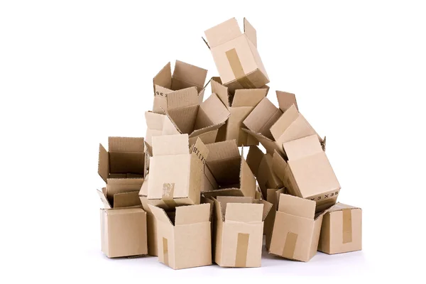 Pilha de caixas de papelão abertas sobre fundo branco — Fotografia de Stock