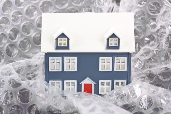 Bubble wrap ile korunan evi — Stok fotoğraf