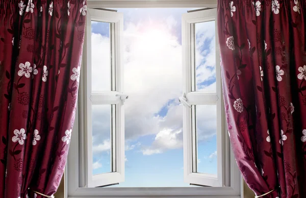Fenêtre moderne ouverte avec vue sur le ciel et le soleil — Photo
