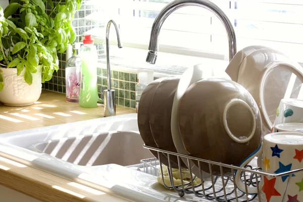 キッチンのシンクと食器洗いを夏の日差しに — ストック写真