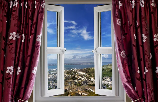 Open venster met het oog op de wereld — Stockfoto