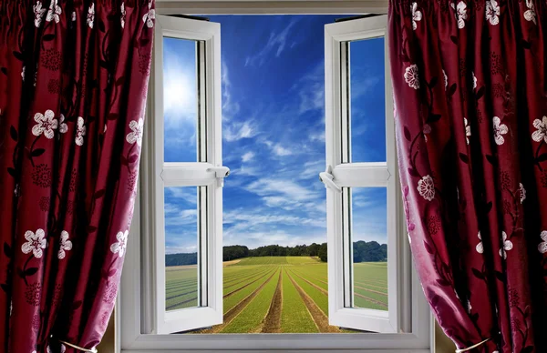 Vista da janela para terras agrícolas aráveis e céus azuis — Fotografia de Stock
