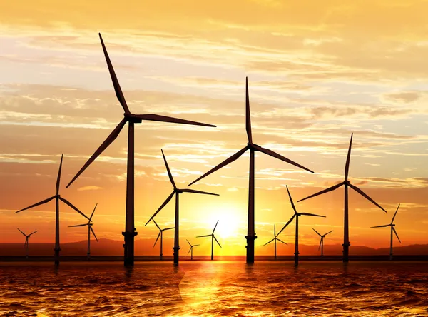 Turbina eólica ao pôr do sol — Fotografia de Stock