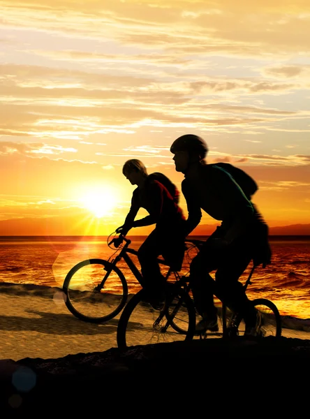 Couple on bicycles — Stock Photo, Image
