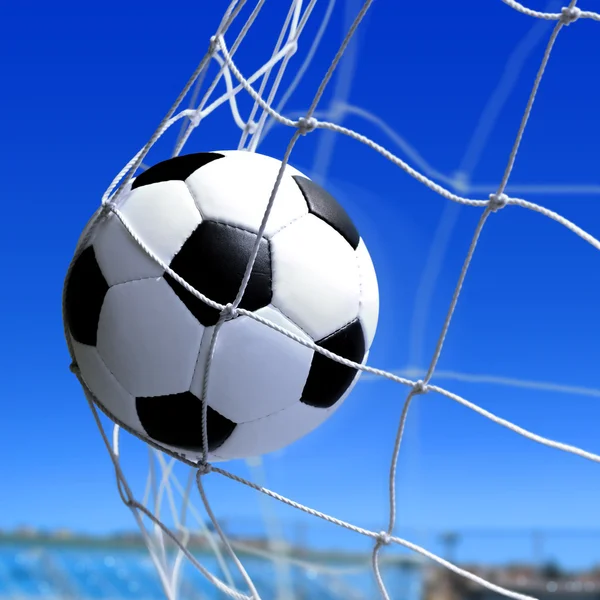 Net ゲートにサッカー ボールを飛ぶ — ストック写真