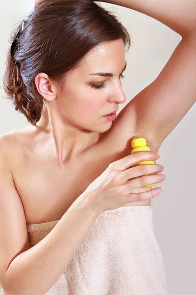 Donna che applica il deodorante — Foto Stock