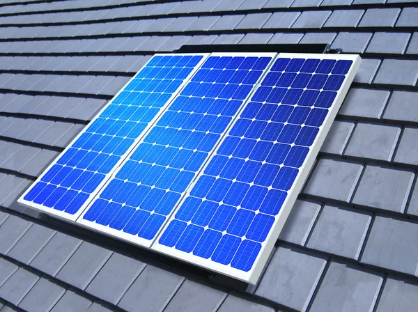 Zonne-energie-cel array op dak — Stockfoto