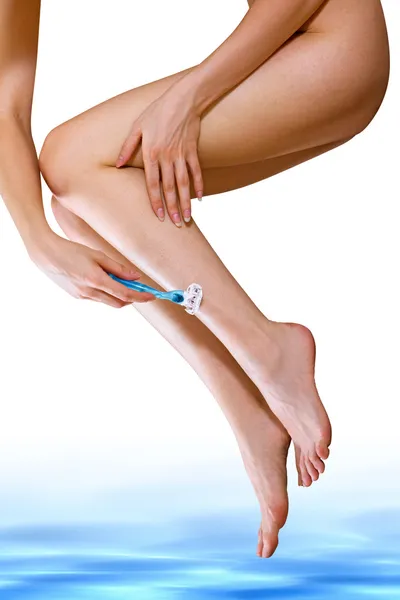 Frau rasiert sich die Füße — Stockfoto