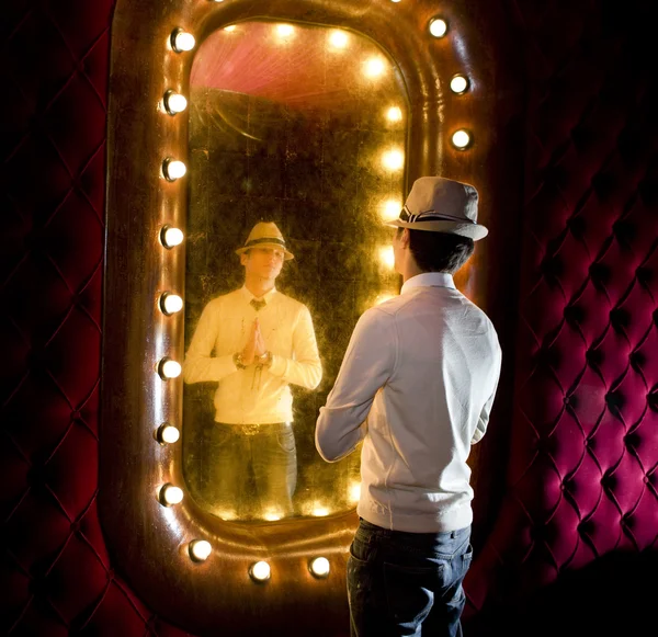 Ρετρό άνθρωπος κοιτάζει σε καθρέφτη — Φωτογραφία Αρχείου