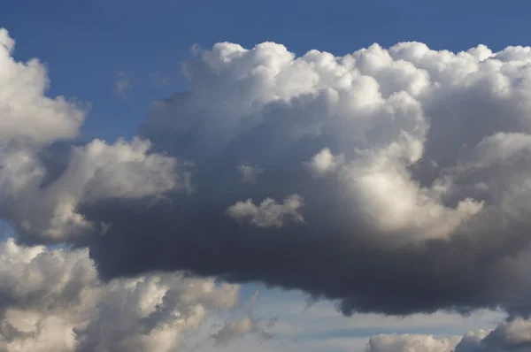 Nuvens flutuantes — Fotografia de Stock