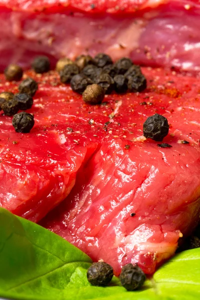 Syrový hovězí steak — Stock fotografie