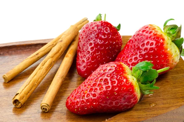 Cinnamon sticks and strawberries — Stock Photo, Image
