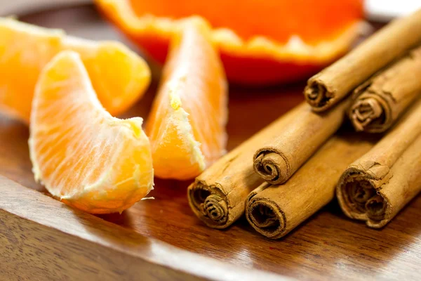 Orange med kanelstänger — Stockfoto