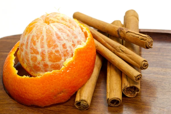 Arancione con bastoncini di cannella — Foto Stock