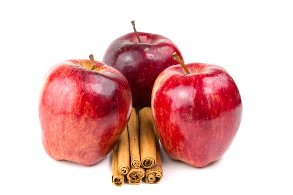 红苹果和肉桂棒 — 图库照片
