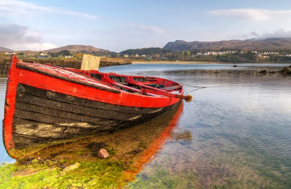 Sink röd båt vid mulranny bay — Stockfoto