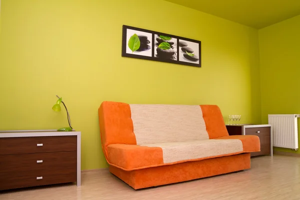 Оранжевый диван — стоковое фото