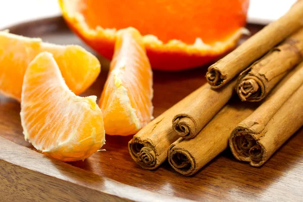 Arancione con bastoncini di cannella — Foto Stock