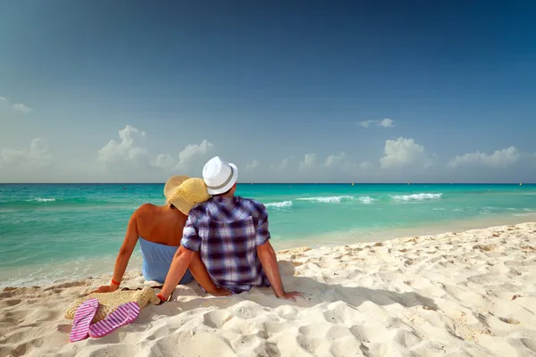 Couple dans un câlin sur la plage — Photo