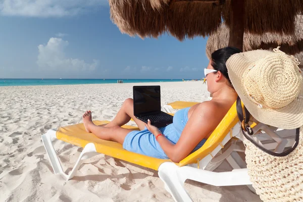 Mulher com laptop na praia — Fotografia de Stock