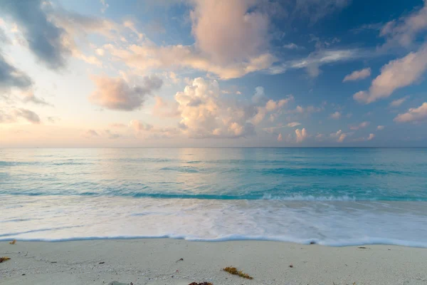 Идиллический пляж на восходе солнца — стоковое фото