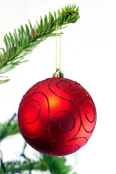 Bauble en el árbol de Navidad — Foto de Stock