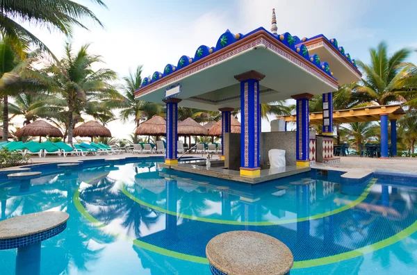 Bar na piscina tropical — Fotografia de Stock