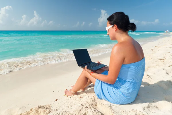 Donna con computer portatile al mare — Foto Stock