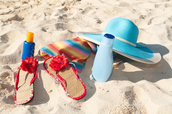 Аксессуары для пляжа и солнца — стоковое фото