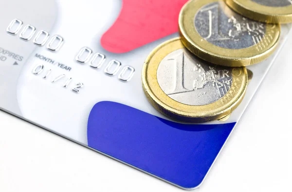 Moedas de euro no cartão de crédito — Fotografia de Stock