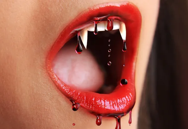 Lábios sangrentos de vampiro — Fotografia de Stock