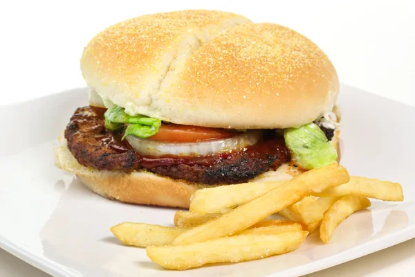 Hamburger și cartofi prăjiți — Fotografie, imagine de stoc