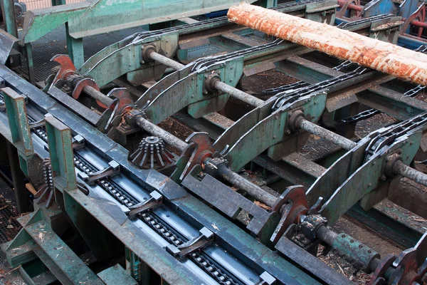 Indústria madeireira - linha de corte em serração — Fotografia de Stock