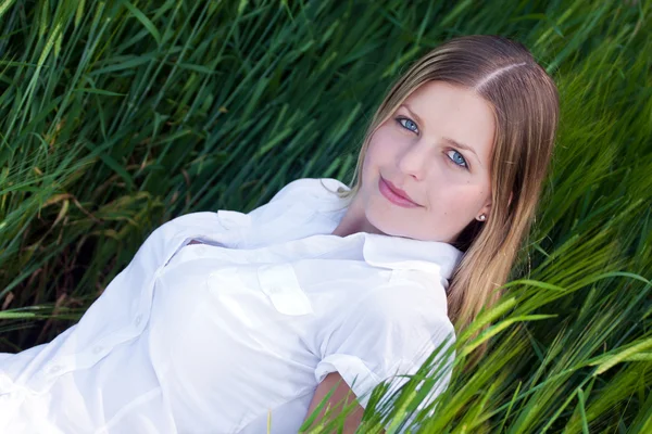 緑の芝生の上に横たわる少女 — ストック写真