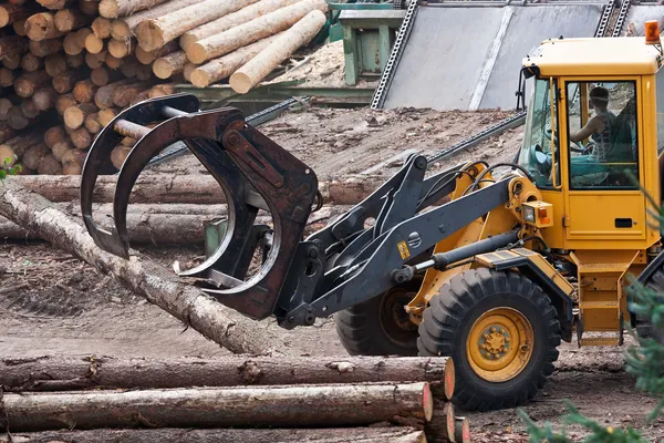 Skidder hauling logs at sawmill. — Stock Photo, Image