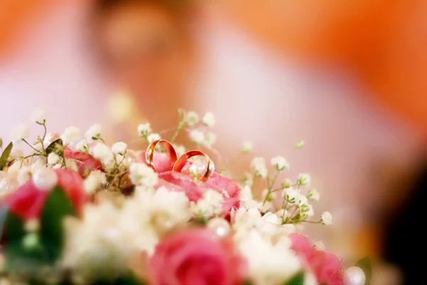 Bruiloft bouqet en een bruid — Stockfoto
