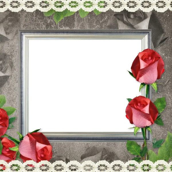Серебряная рамка на старом бумажном фоне и розах — стоковое фото