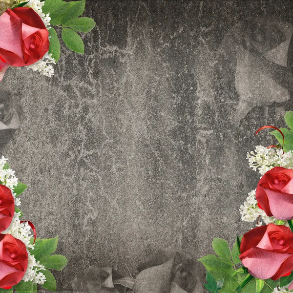 Вінтажна листівка зі старого паперу і троянда на абстрактному тлі — стокове фото