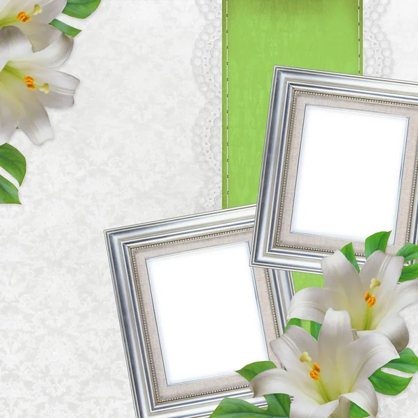 2 银相框和洁白的百合花，在白色背景 (1 套) — 图库照片